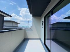 お洗濯物を干すスペースとしても十分な広さがあります。  お天気の良い日はお洗濯物がよく乾きそうな日当たり良好のバルコニーです＾＾