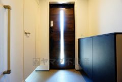 同仕様写真。たっぷり収納できるシューズボックスです。家族全員の靴がきれいに整頓できます。棚の上にお花や写真を飾っても良いですね。