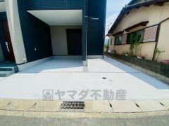 カースペースは停めやすい並列駐車2台付き。 1台分はビルトインガレージで、愛車を雨風から守ります＾＾