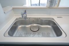 色も形もキレイなシンクは、広さも確保しているので、大きめの鍋も簡単に洗えます。