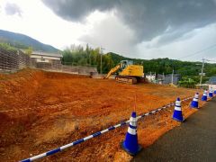 カースペースは停めやすい並列駐車2台付き。