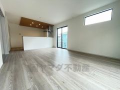 家族が集まる開放的なリビング。思い思いの時間を過ごしたり食事をしたり、素敵な団らんの場になりますね。