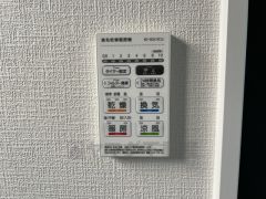 雨の日の洗濯も安心できる浴室暖房乾燥機付き浴室。リモコンで操作もボタン1つで簡単。 浴室暖房乾燥機には、暖房、乾燥、涼風、換気の4つの機能が付いています。タイマー付きです。
