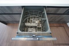 家事の時間が短縮できる食器洗浄乾燥機付。後片付けもラクラクです。 食器を洗う手間が減るので家族とのコミュニケーションの時間や自分の時間が増えますね。