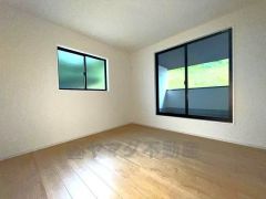 同仕様写真。住む人のこだわりを活かす洋室＾＾日当たりがよく、寝室としての利用もおすすめ。広めのクローゼットもあり荷物もすっきり片付けれ、ゆとりのある暮らしが出来ます＾＾