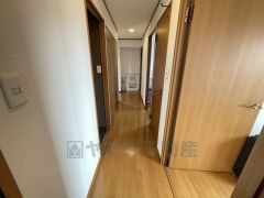 廊下にはクローゼット収納が設けられていて便利＾＾掃除用品や日用品のストックなどもスッキリ収納できます。