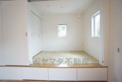 リビングからの続き間として和室をご用意しました。普段はリビングとつなげて開放的なスペースとして。来客時には客間としてお使いいただけます。