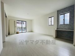 大きな窓のあるリビングは、陽光あふれる明るい空間です。居心地良く、ご家族皆がゆったり寛げる憩いの空間となりそうです。