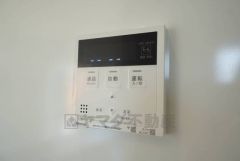 キッチン横からお湯張り、追い炊き、足し湯がボタン一つで楽々操作できる給湯機リモコンです＾＾忙しい夕飯の準備の時間帯に重宝しますね。