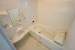 同仕様写真。1日の疲れを癒すくつろぎのバスルーム。足を伸ばしてもゆったりと入れるサイズです。お子様と一緒にお風呂に入っても狭くないですね^^