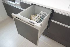 家事の時間が短縮できる食器洗浄乾燥機付。後片付けもラクラクです。 食器を洗う手間が減るので家族とのコミュニケーションの時間や自分の時間が増えますね。