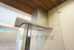 調理により発生する油煙や臭いを吸い込み、屋外へ排気してくれます。