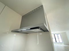 調理により発生する油煙や臭いを吸い込み、屋外へ排気してくれます。