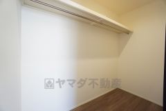 収納力豊富なウォークインクローゼット付き。洋服や小物などを1箇所にまとめて美しい収納を実現します。