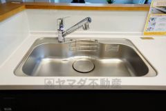 広々とした凸型シンクに洗剤ポケットを標準装備。大きなお鍋など洗いやすいです。洗剤や石鹸、スポンジもすっきりできる収納付き。