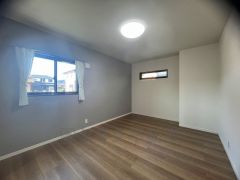 住む人のこだわりを活かす洋室＾＾日当たりがよく、寝室としての利用もおすすめ。WICもあり荷物もすっきり片付けられ、ゆとりのある暮らしが出来ます＾＾