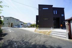 広々した前面道路は、交通量も少なく小さなお子様も安心。全2区画の新築戸建が新登場です。完成をお楽しみに＾＾