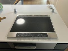 汚れてもサッとふける、お手入れのしやすいIHクッキングヒーター。オール電化なので経済的。