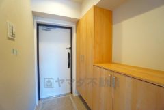 たっぷり収納できるシューズボックスです。家族全員の靴がきれいに整頓できます。棚の上にお花や写真を飾っても良いですね。