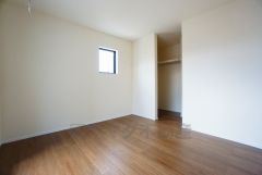 住む人のこだわりを活かす洋室＾＾日当たりがよく、寝室としての利用もおすすめ。広めのクローゼットもあり荷物もすっきり片付けれ、ゆとりのある暮らしが出来ます＾＾