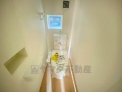 ウォシュレット付トイレです。節水機能もあるので、安心して使えますね。もちろん、1階2階の2ヶ所にトイレがあるので、忙しい朝にもゆとりができますね。