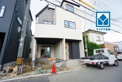 1号棟。シンプルでいつまでも飽きのこないデザインが周囲の環境に調和し、どんなご家族にもフィットするデザインです。是非お問合せ下さい＾＾