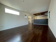 同仕様写真。家族が集まる開放的なリビング。約18帖の大空間で毎日のお食事が楽しみです＾＾思い思いの時間を過ごしたり、家族みんなで食事をしたり、素敵な団らんの場になりますね。