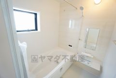 ゆったり入れる浴槽は一日の疲れを癒してくれる、一坪サイズのバスルーム。乾燥機付きなので、雨の日の洗濯物や、部屋干しの衣類等の乾燥に活躍します。