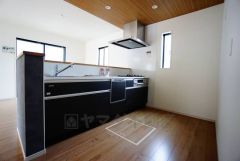 耐久性にも優れた人造大理石トップです。汚れもサッと拭き取ることができ、お掃除もラクラク。対面式キッチンが家族の会話も盛り上げます。食器洗浄乾燥機付。