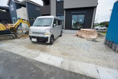前面道は公道南側約6ｍ。大型車の通行がほとんどなく、騒音や振動が少ないので静かで快適な生活を送れます。