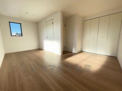 木目調のシンプルデザインで落ち着きと安らぎの空間に仕上げています。各部屋に収納が完備されているので、お荷物が多くなっても安心の設計です。