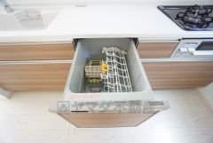ビルトインタイプで、キッチンと同じカラーにすることにより一体感を持たせることができます。乾燥機能が備わっているため家事の時間が短縮できます。