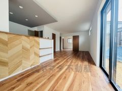 大きな窓のあるリビングは、陽光あふれる明るい空間です。居心地良く、ご家族皆がゆったり寛げる憩いの空間となりそうです。