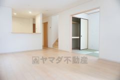 同仕様写真。家族が集まる開放的なリビング。約16.5帖の大空間で毎日のお食事が楽しみです＾＾思い思いの時間を過ごしたり、家族みんなで食事をしたり、素敵な団らんの場になりますね。
