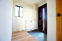 たっぷり収納できるシューズボックスです。家族全員の靴がきれいに整頓できます。棚の上にお花や写真を飾っても良いですね。