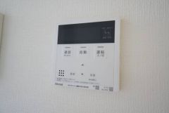 同形状・同仕様写真。キッチン横からお湯張り、追い炊き、足し湯がボタン一つで楽々操作できる給湯機リモコンです＾＾忙しい夕飯の準備の時間帯に重宝しますね。