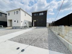 カースペースは停めやすい並列駐車4台。ご夫婦で1台ずつとご友人、急な来客でも利用でき便利です＾＾