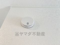 火災による煙や熱を感知して、警報音やブザー等で火災の発生を知らせてくれる火災警報器。