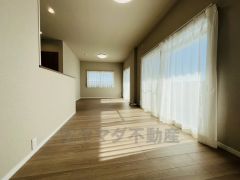 家族が集まる開放的なリビング。約17帖の大空間で毎日のお食事が楽しみです＾＾思い思いの時間を過ごしたり、家族みんなで食事をしたり、素敵な団らんの場になりますね。