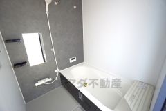 1日の疲れを癒すくつろぎのバスルーム。足を伸ばしてもゆったりと入れるサイズです。お子様と一緒にお風呂に入っても狭くないですね^^