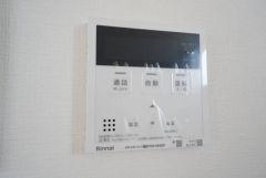 キッチン横からお湯張り、追い炊き、足し湯がボタン一つで楽々操作できる給湯機リモコンです＾＾忙しい夕飯の準備の時間帯に重宝しますね。