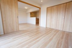 住む人のこだわりを活かす洋室＾＾日当たりがよく、寝室としての利用もおすすめ。広めのクローゼットもあり荷物もすっきり片付けれ、ゆとりのある暮らしが出来ます＾＾