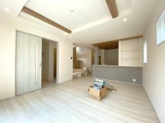 折り上げ天井がオシャレなリビング＾＾大きなテーブルやソファーを置いて、家族が集まる居心地の良い空間に。