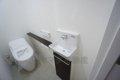 節水・静音設計でエネルギーを効率よく使用し省エネ。汚れをガードする構造でサッと一拭き、お手入れが簡単。手洗い付き。