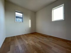 2面採光を確保した明るい室内は、風通しも良く、大変居心地の良い空間となっております。爽やかな風を感じて起きる朝は、快適生活の始まりに。