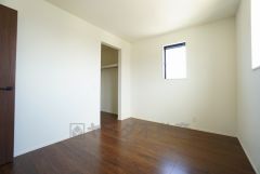 収納力豊富なウォークインクローゼット付き。洋服や小物などを1箇所にまとめて美しい収納を実現します。