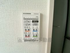 雨の日の洗濯も安心できる浴室暖房乾燥機付き浴室。リモコンで操作もボタン1つで簡単。 浴室暖房乾燥機には、暖房、乾燥、涼風、換気の4つの機能が付いています。タイマー付きです。