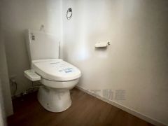 温水洗浄機付トイレです。節水機能もあるので、安心して使えますね。もちろん、1階2階の2ヶ所にトイレがあるので、忙しい朝にもゆとりができますね。