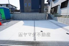 カースペースは停めやすい並列駐車2台付き。 前面道路は交通量が少なく小さなお子様がいるご家庭も安心です＾＾