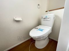 温水洗浄機付トイレです。節水機能もあるので、安心して使えますね。もちろん、1階2階の2ヶ所にトイレがあるので、忙しい朝にもゆとりができますね。
